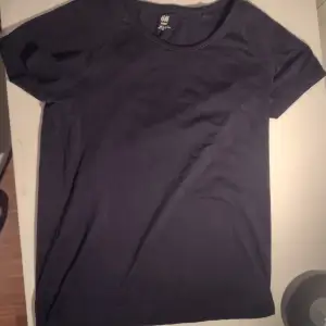 Tränings t-shirt från H&M, marinblå i storlek L men skulle säga den sitter som en M, kanske en lite större S. Aldrig använd. Säljer för 50kr + frakt 