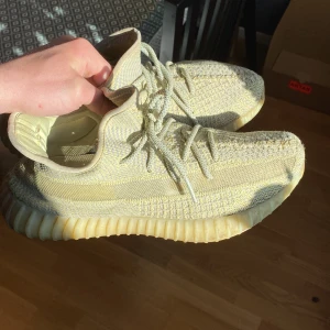 Yeezy boost 350  - Original box samt kvitto finns.