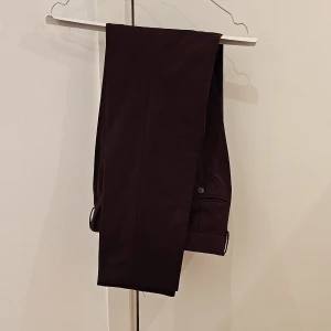 Kostymbyxor Tiger - Fina kostymbyxor från Tiger of Swede, vinröda, använda men bra skick. Storlek 46