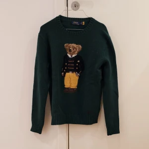 Polo bear sweater - Snygg Ralph Lauren polo bear sweater i storlek S (lång i längden så kan fungera om man är smal M). Mycket varm och gosig. Inköpspriset var 4195 kr