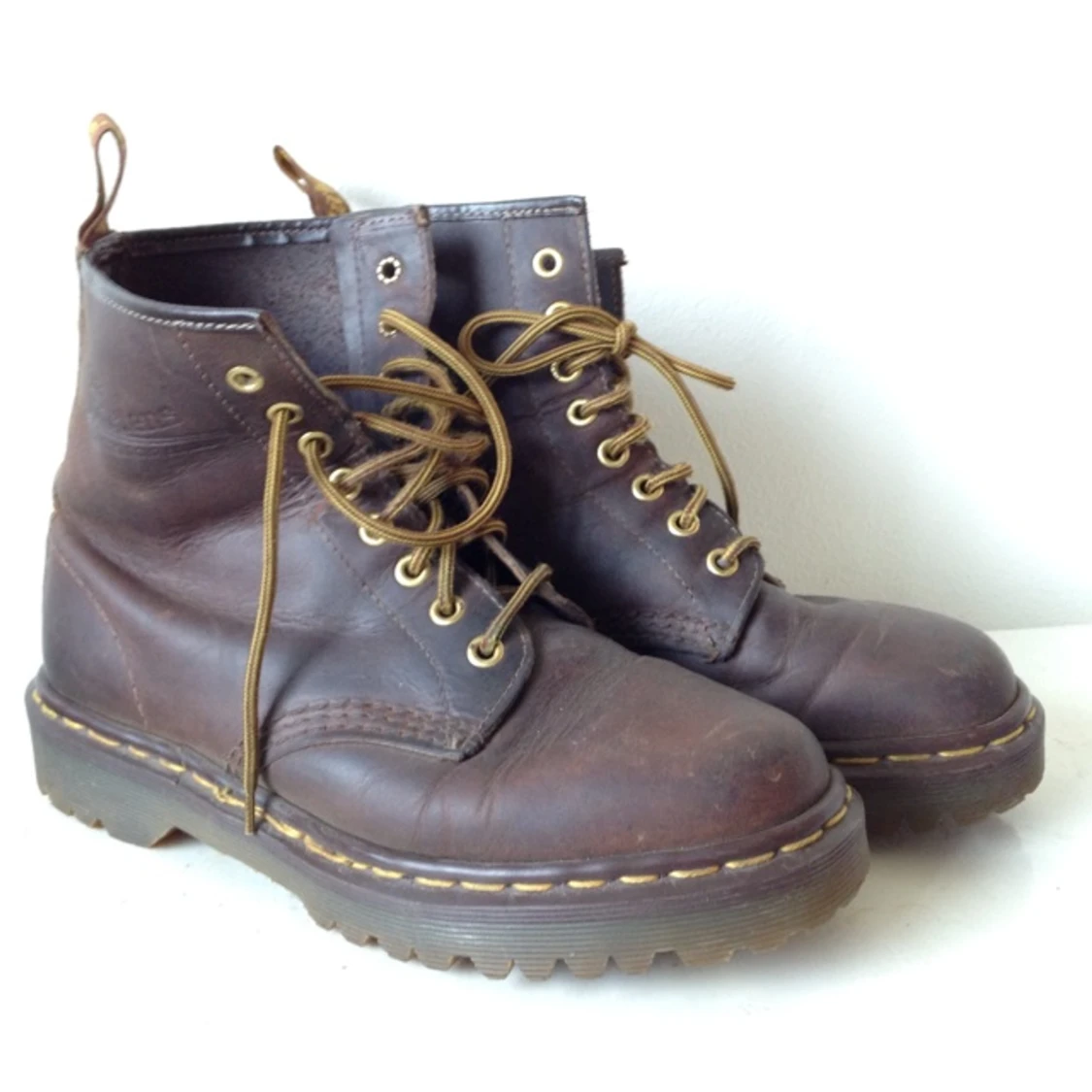 Dr. Martens bruna läderkängor i gott skick. Få skråmor, sulan är inte alls sliten.  - 1377784516