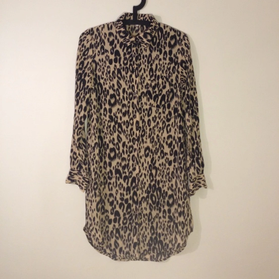 Lång leopardmönstrad skjorta.