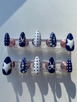 Blå och vita press-on naglar med mönster - MADE TO ORDER. Mått på sista bilden. Mät dina naglar på bredden och skriv sedan till mig vilka storlekar du behöver :) skriv med siffrorna som du kan see över naglarna på sista bilden.