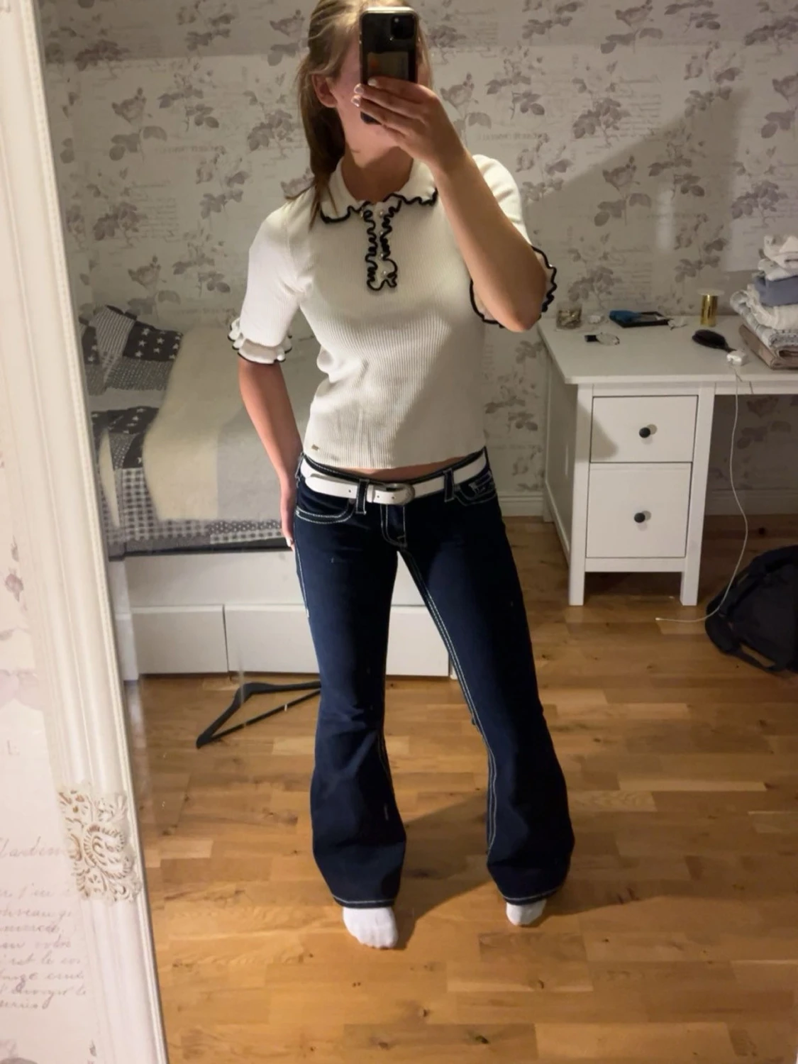 Vit ribbad topp med volangkrage Holly & Whyte - 1