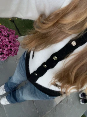 Blå bootcut jeans med normal passform - Säljer ett par klassiska blå jeans med bootcut och normal passform. Jeansen har en snygg tvättad look och sitter skönt i midjan. Perfekta till sneakers eller boots och ger en avslappnad vibe. Lite defekter i låren men inget som syns! Storleken är ganska lite och jag har två jeans, en 40 och en 42.