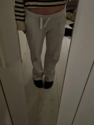 Grå mjukisbyxor med snörning XS - Säljer ett par ljusgrå mjukisbyxor i storlek XS från märket russemerch. Perfekta för chill dagar eller när du vill vara extra bekväm. Tillverkade i mjukt material som känns skönt mot huden. Säljer även hoodin om du vill ja ett sett