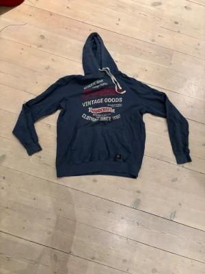 Vintage hoodie L - Perfekt vardaglig hoodie för skola eller bara vara hemma! Den är från märket on our terms och är i storlek L