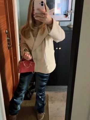 Crème vit kappa designbysi  - Cremevit trendig kappa från designbysi!! Knappt använd, fint material i storlek xs/s. 🤍