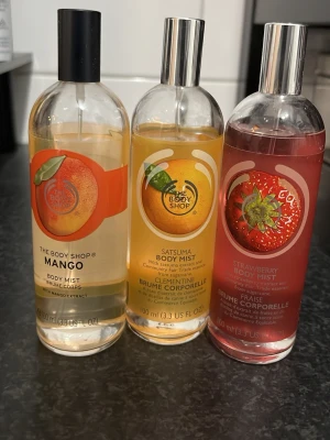 Bodymist x3 från The Body Shop - Fräscha body mists i dofterna Mango, Satsuma och Strawberry. Varje flaska innehåller 100 ml. Strawberry är helt oanvänd och de andra finns minst 75% kvar.Ingredienser för Mango: Alcohol Denat., Aqua, Parfum, Limonene, Mangifera Indica Juice, Linalool, Glycerin, Benzyl Alcohol, Citral, Geraniol, Benzyl Benzoate, Sodium Hydroxide. Tillverkade i Frankrike.