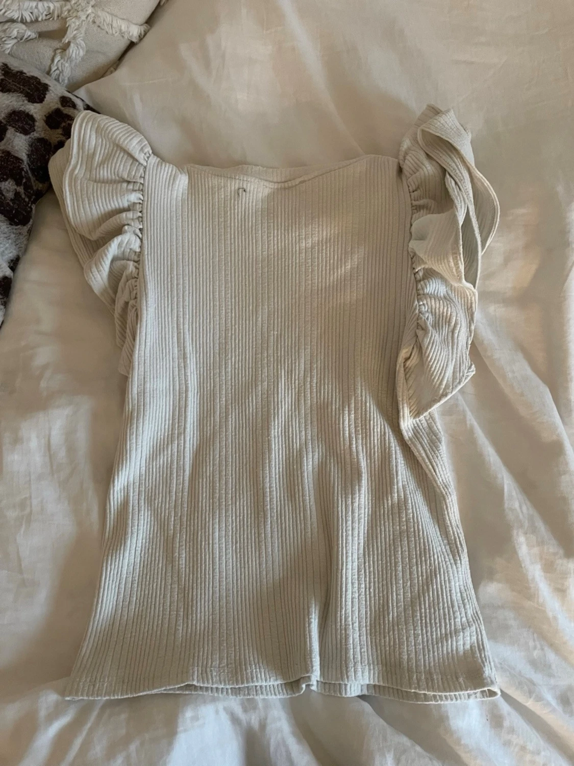 Ribbad vit topp med volangärmar - 1