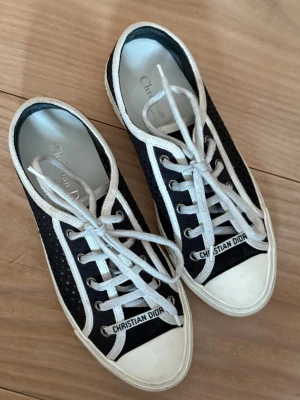 Christian Dior Sneakers - Svarta Dior sneakers i storlek 37.5! De är i väldigt fint skick! Köpta från Vestiaire (har kvitto därifrån)❤️‍🔥