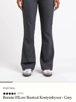 Low bootcut/ flare kostymbyxor grå MADLADY - jätte snygga kostymbyxor från MADLADY, fick i julklapp men de är tyvärr för stora på mig :( alltså helt nya endast öppnade och provade. strl 36/tall nypris: 699 kr 