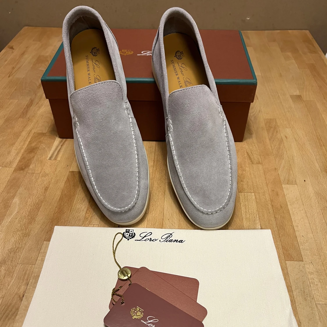 Ljusgrå mockaloafers från Loro Piana - 3