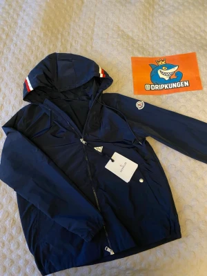 Mörkblå Moncler Vindjacka - Navy Moncler Vindjacka, storlek 2/M tight passform