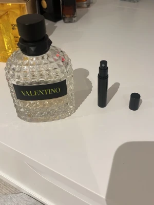 Valentino Born In Roma Yellow Dream - Väldigt mjuk, härlig, god, vår/sommar och höst doft. Säljer bara 3ml samples av denna.