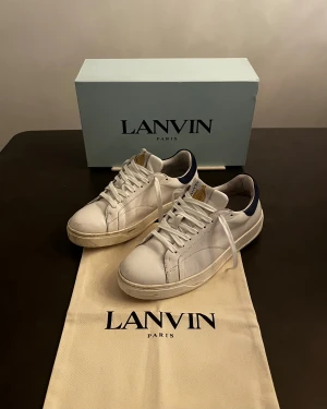 Lanvin skor - Tjena! Säljer nu dessa Lanvin dbb0 skor. Storlek 42 - Skick 8/10 - Nypris på dessa är ca 4500 och mitt pris 2299, (pris kan diskuteras vid snabb affär). Det som ingår är Box, Dustbag och Nya skosnören! Hör gärna av er vid minsta fundering/fråga. MVH JL STORE