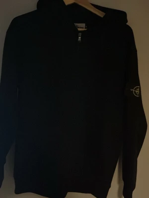 Stone island hoodie M - Stone island hoodie i storlek M. Har inte används mycket. Skriv för frågor eller fler bilder. Pris går att diskuteras