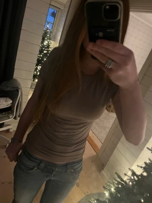 Beige tight t-shirt  - Säljer en enkel, beige t-shirt med tight passform. Säljer för att den inte kommer till användning