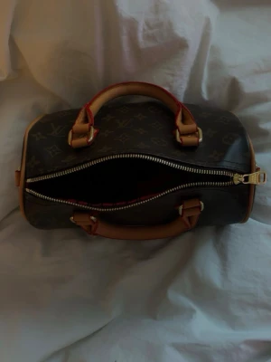 Monogram handväska - Elegant och stilren handväska perfekt för vardagsbruk + långt band.❤️ Väskan är second hand men ser helt ny ut och tillverkad i ett klassiskt monogrammönster med detaljer i brunt. Den har gott om utrymme för dina viktigaste saker. ❤️❤️pris kan diskuteras!