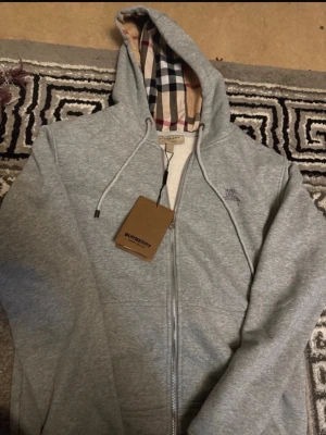 Burberry zip up  - Säljer denna sköna och snygga tröjan som passar för både vinter och sommaren. Aldrig använd förr och känns otrolig när den används då man skiner av själv säkerhet. Den passar för både S och M