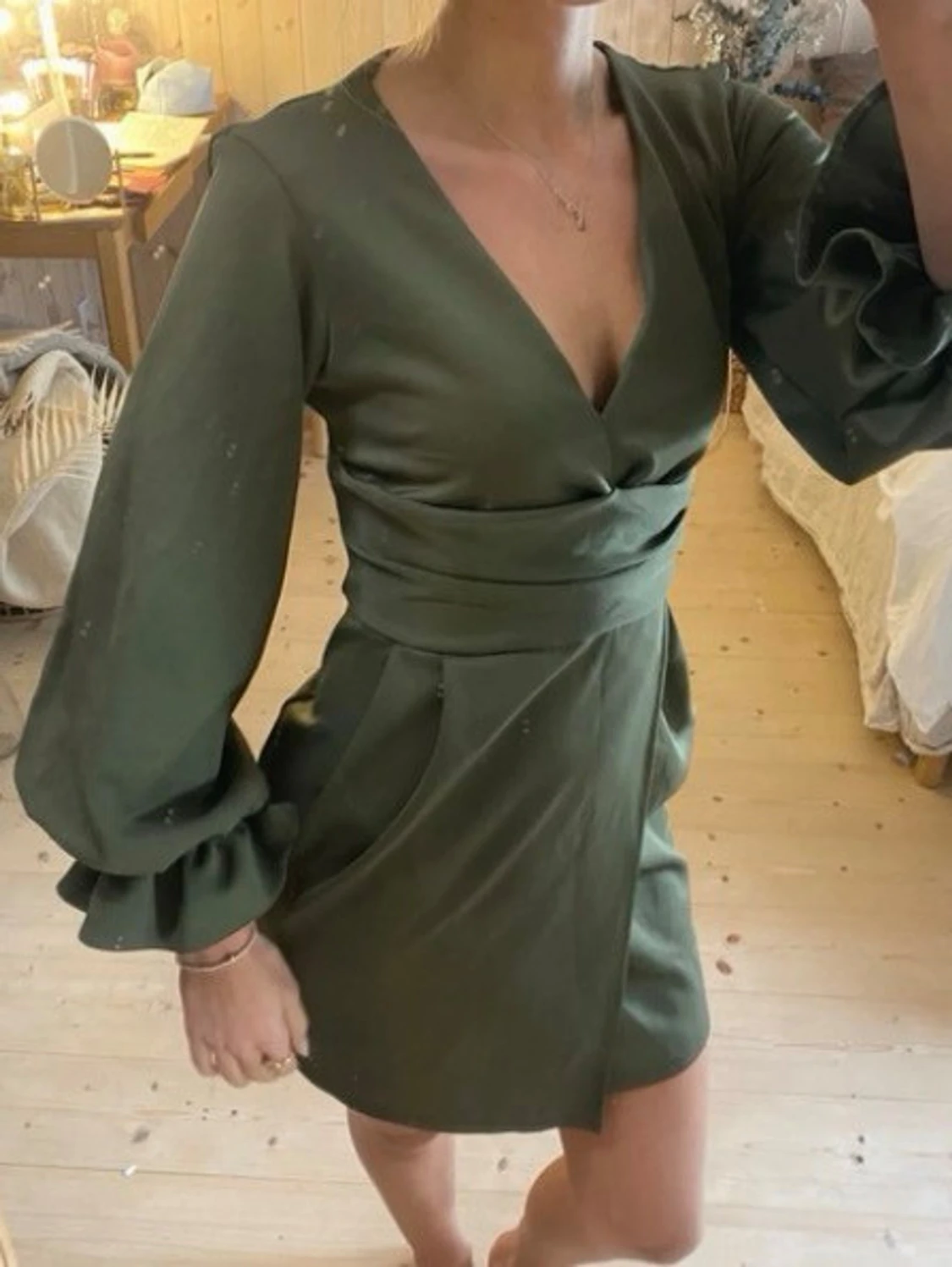 Grön figursydd klänning