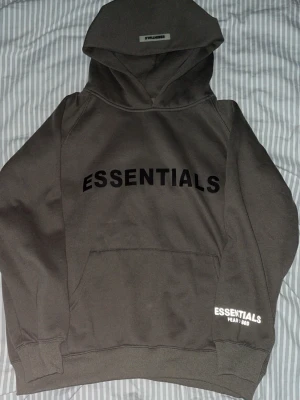 Essentials fear of god, hoodie - Säljer en grön hoodie ifrån Essentials.
