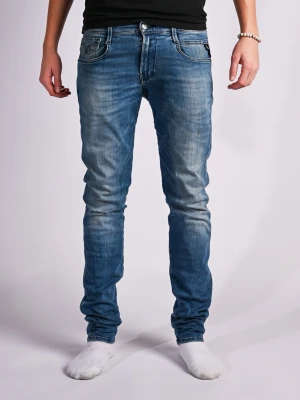 Replay Anbass - Replay Anbass jeans i hög kvalitet med snygg tvätt och diskret slitning. Mycket fint skick. Storlek: W30 Modell på bilderna är 180 cm lång.