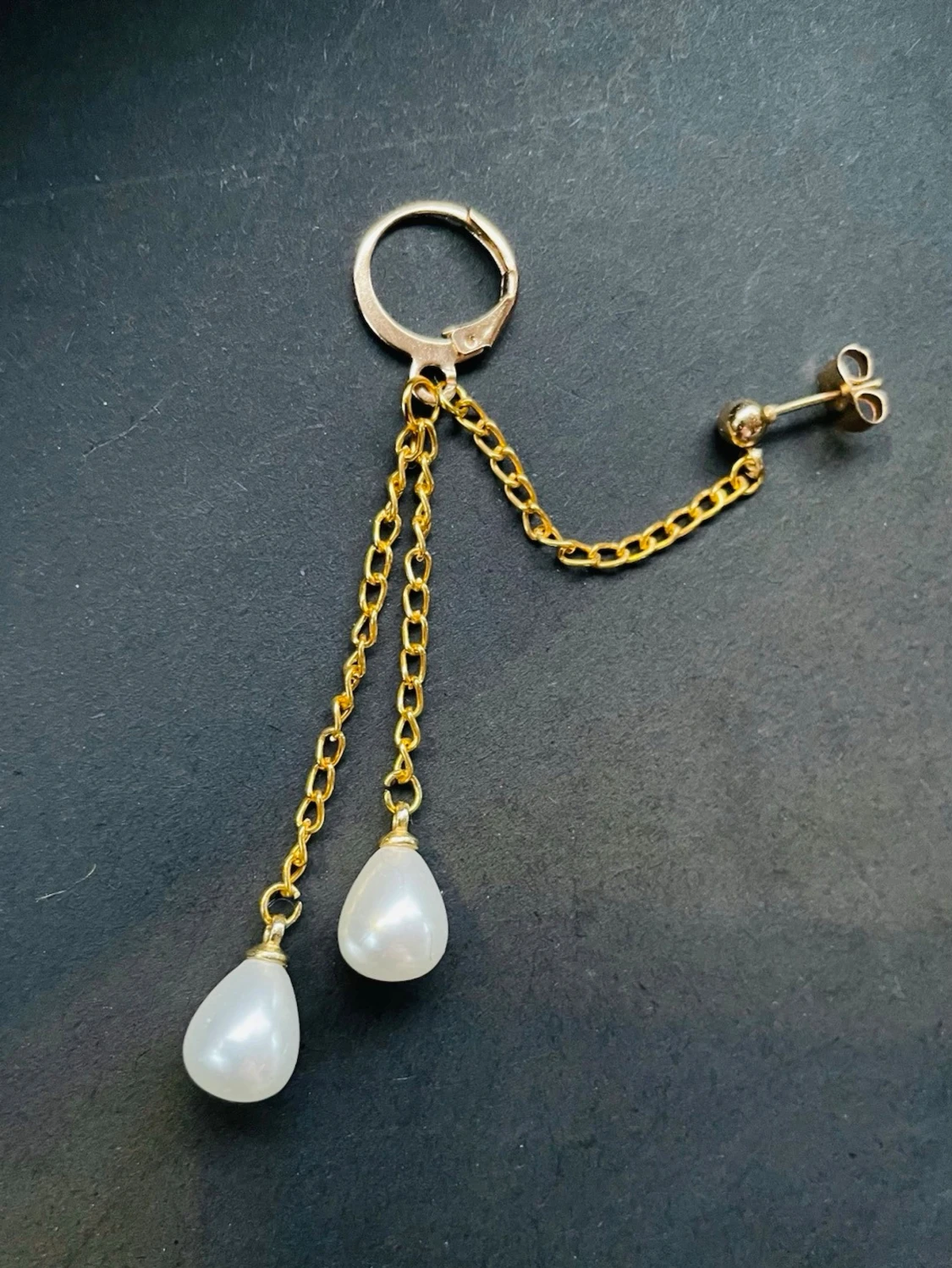 By prisförslag- 1 st dubbelörhänge med två pärlor guldigt