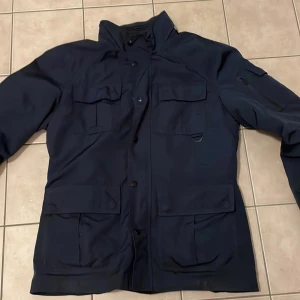 Fieldjacket - Snygg mörkblå jacka från Sfera Men i slim fit. Jackan har flera praktiska fickor och knappar framtill. Perfekt för en stilren look. Priset kan diskuteras. Hör av dig om du har fler frågor eller funderingar🤙🔥💯