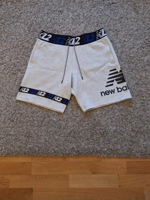 New Balance 'Kawhi Leonard' shorts - Snygga sköna New Balance 'Kawhi Leonard' "KL2" shorts i storlek L(passar M också). Använda fåtal gånger och inga slitningar eller defekter finns. Fungerar superbra i gymmet och träningar och så men också i vardag. Skick: 9/10