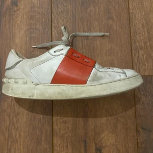 Valentino sneakers - Säljer mina Valentino opens! Slitage finns. 