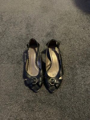 Svarta pumps med öppen tå och spänne - Kitten heals, så söta och sköna! :)