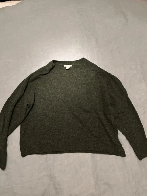 Mörkgrön stickad tröja - Snygg tunn stickad!