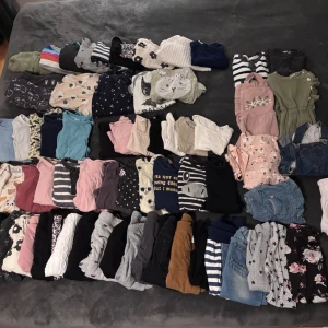 Klädpaket barn stl 80-86 - Klädpaket stl 80-86. Allt helt och rent.  Säljer inte enstaka plagg, men kan eventuellt dela upp det i två paket med ett med mer tjejiga kläder 400 kr, och ett med mer pojkiga kläder 200 kr. Allt är använt av tjej. En del kläder namnade med klädstämpel.