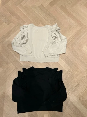 Tröjor (går att köpa 1) - Säljer dessa jättesöta tröjor ifrån Ullared i st S. Den vita tröjan har ett litet hål. Men skriv om ni vill ha bilder på så fixar jag💕pris kan diskuteras