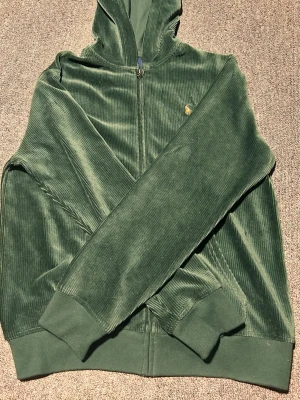 Ralph Lauren zip hoodie - Säljer denna snygga gröna Ralph Lauren zipen för att den inte kommer till någon användning då den är för stor storleken S priset är inte hugget i sten