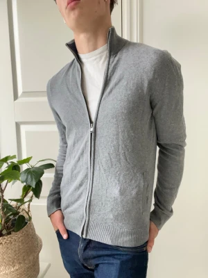 Pier one full zip - Pier one full zip, extremt clean med många fina detaljer som dubbel drag kedja, mörkblå på insidan av kragen. Den är inprincip nyskick. Modellen är 180 cm 75 kg och bär storlek M 