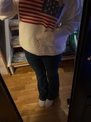 Vit stickad tröja med USA-flagga - Vit stickad tröja från By Together i storlek S. Aldrig använd, köpt i USA 💞