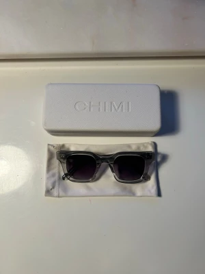 Solglasögon från CHIMI - Bilderna visar ett par solglasögon från CHIMI med tillhörande fodral, som passar vilken stil som helst. Speciellt om det är en lite mer relaxed stil.