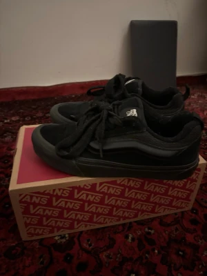  Vans knu Skool  - Säljer ett par Vans Knu skool sneakers i helsvart färg. Använde dom i mindre än en månad men säljer vidare då dom är för stora. Box följer med.