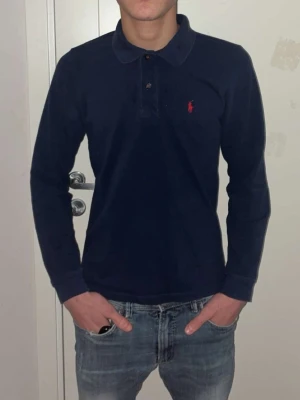 Ralph lauren långärmad pike - Riktigt fin o passar riktigt bra på mig som är 177. Riktigt fin o ha och stilig. Inga defekter eller nåt. Storleken är S men passar M. Kan gå ner i pris. Dm för mer bilder. Mvh🥂