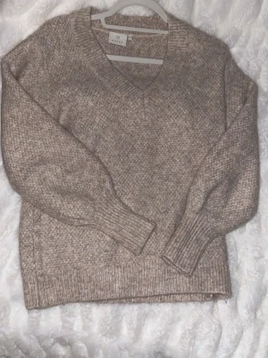 Beige stickad tröja  - Mysig beige stickad tröja från Kaffe i storlek S. Perfekt för kyliga dagar och enkel att matcha med jeans eller kjol. Säljer då den inte kommer till användning längre 💞