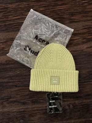 Acne Studios mössa - Säljer min mössa från acne studios, skriv vid frågor, priset är förhandlingsbart vid snabb affär och kan skicka direkt efter köpet 😊  Passar både män och kvinnor 😃