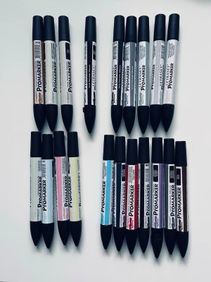 Promarker, twin-tip, permanent. 20st - Promarker, twin-tip, permanent.  20st Utmärkt skick, endast prövade och nyligen testade. LETRASET  Pastel Yellow Pastel Blue Pastel beige Rosé pink  Ivory Satin Cinnamon  Cool grey 1 Cool grey 2 Cool grey 3 Cool grey 4 Cool grey 4 Cool grey 5 Black Black Ruby Henna Amethyst Sky blue Indigoblue