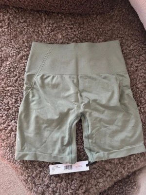 Oner Active Effortless Seamless Shorts - Snygga ljusgröna seamless shorts från Oner Active i modellen Effortless. De är högmidjade med bred ribbad linning och har en scrunch-detalj bak. Oanvända