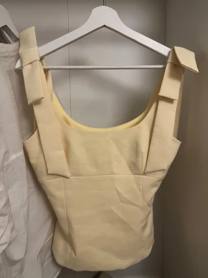 Gul topp - Jättevacker gul topp som endast har blivit använd 2 gånger🍋😍