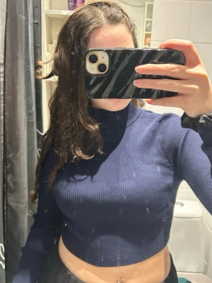 Blå långärmad tröja - Blå långärmad tröja från H&M. Kort på mig nu, när jag var smalare gick den under naveln 