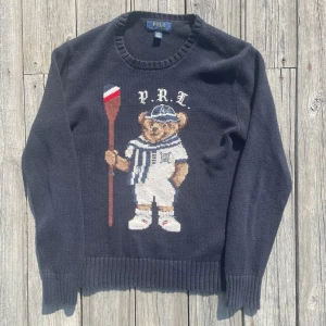 Ralph lauren tröja - Ralph lauren i väldigt bra skick. Skriv för fler frågor, pris kan alltid diskuteras och har även mycket mer i min profil.