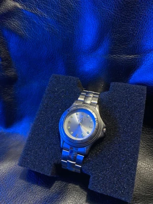 HerrKlocka - Armbandsur från Daniel David med ett silverfärgat armband. – Nytt batteri Klockan är fullt fungerande och har nytt batteri. Lättare repor förekommer, normalt bruksslitage. Inget som påverkar funktionen. Skick: Bruksskick Funktion: Fungerar Övrigt: Box ingår ej