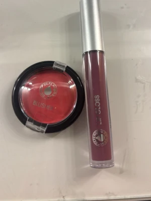 Depend rouge & läppglans duo - Säljer ett set med ett puderrouge i en starkt korallröd nyans och ett läppglans i en djup rosa-lila ton. Rouget kommer i en rund dosa med svart kant och genomskinligt lock. Läppglanset har en silvrig kork och applikator. Båda produkterna är från Depend. Helt nya💗